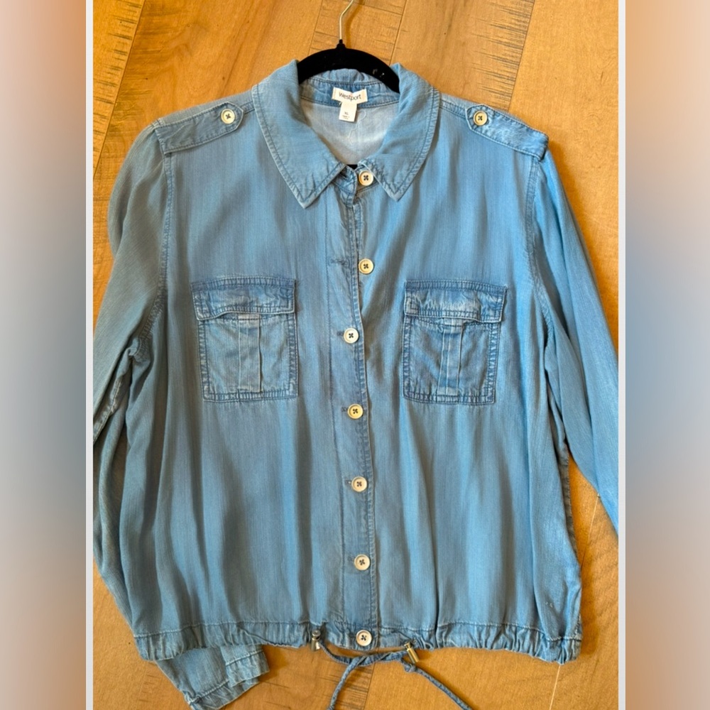 NWOT WESTPORT CHAMBRAY SLIGHTLY CROPPED LONG SLEEVE BUTTON UP